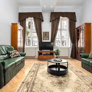 Emerald With Free Parking Apartment Budapest